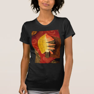 Camiseta peixes chatos, amarelos e vermelhos, com listras n