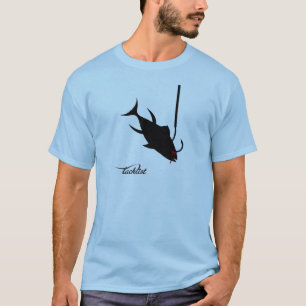Camiseta peixes em um gancho