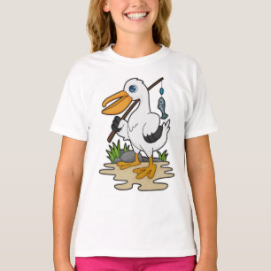 Camiseta Pelicano como pescador com cana de pesca e peixe