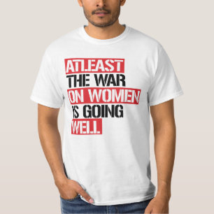 Camiseta Pelo menos a guerra contra as mulheres está indo b