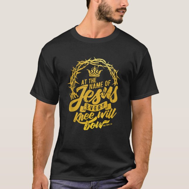 Camiseta Pelo nome de Jesus Cada joelho vai curvar a Bíblia (Frente)