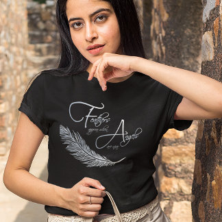 Camiseta Penas Aparecem Quando os Anjos Estão Perto
