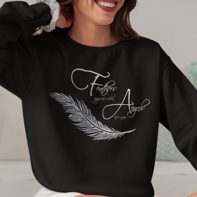 Camiseta Penas aparecem quando os anjos estão próximos (Criador carregado)