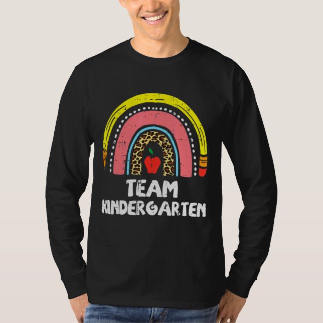 Camiseta Pencil Rainbow Team Kindergarten No Último Dia Da  (Frente)