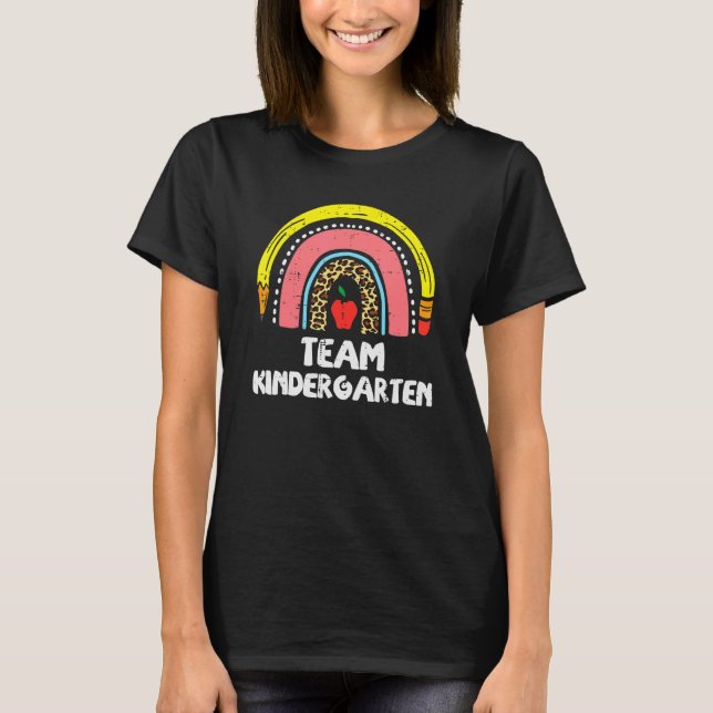 Camiseta Pencil Rainbow Team Kindergarten No Último Dia Da  (Frente)