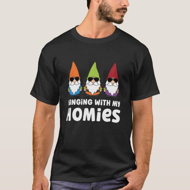 Camiseta Pendurado com Meus Comparsas Gnomo de Jardim Engra (Frente)