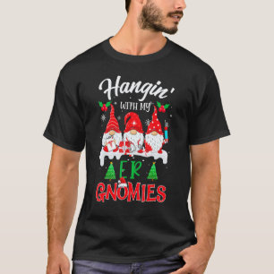 Camiseta Pendurado Com Minha Enfermeira de Natal Er Gnomies