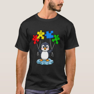 Camiseta Pengim Fofinho Segurando Peças de Quebra-Cabeça Co