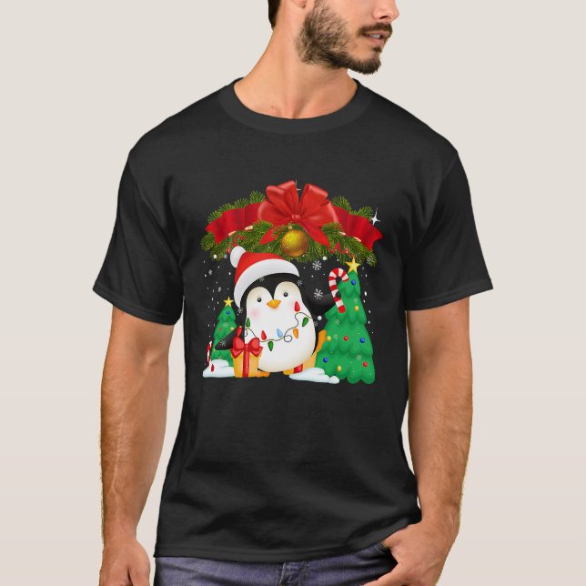 Camiseta Penguin Christmas Ornament Tree Lights Cute Pengui (Frente)