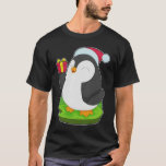 Camiseta Penguin Christmas Santa hat<br><div class="desc">Este design é o presente perfeito para um aniversário,  Natal e outras celebrações. É adequado para mulheres,  homens e crianças.</div>