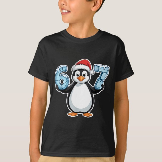 Camiseta Penguin Santa Hat 67 Icy Numbers Christmas Birthda (Frente)