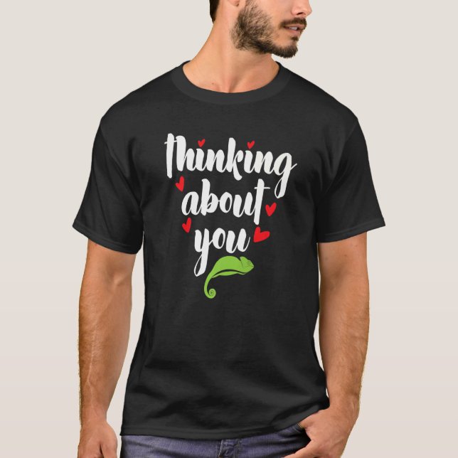 Camiseta Pensando Em Você Piada Geckos Chameleons Pun Cham (Frente)