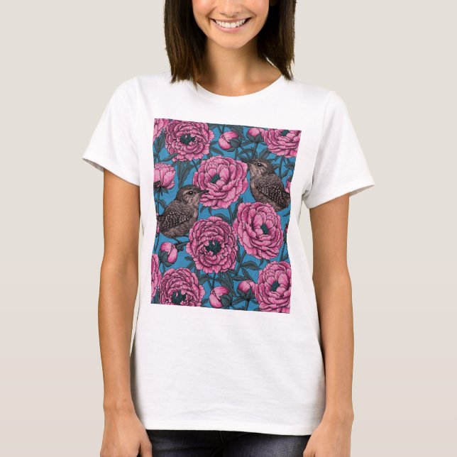 Camiseta Pêonias e wrenes cor-de-rosa em azul (Frente)