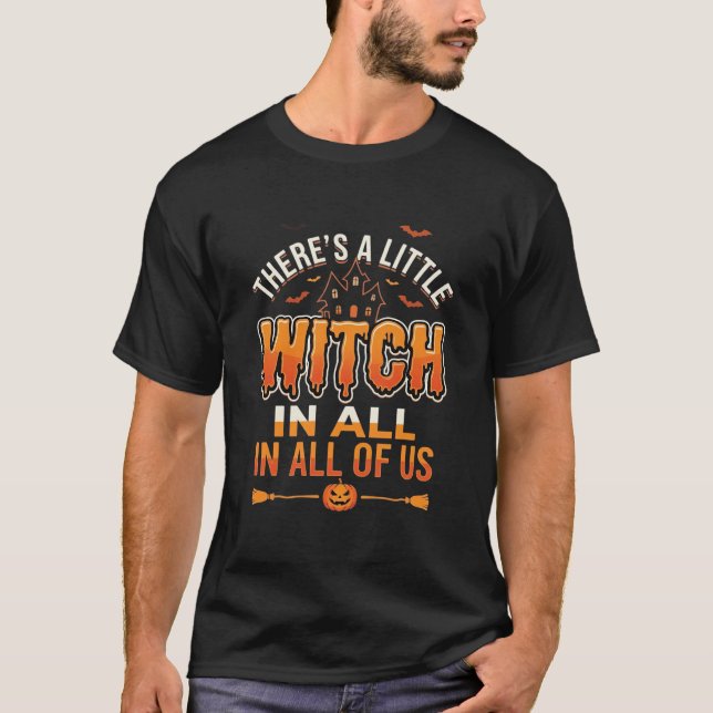 Camiseta Pequena Bruxa Tipografia de Halloween Witch Design (Frente)