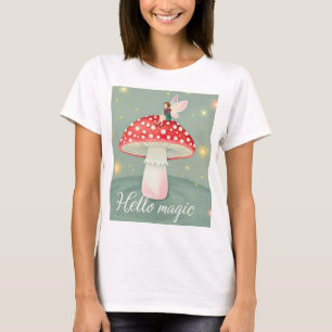 Camiseta Pequena fada empoleirada sobre o cogumelo e brilha