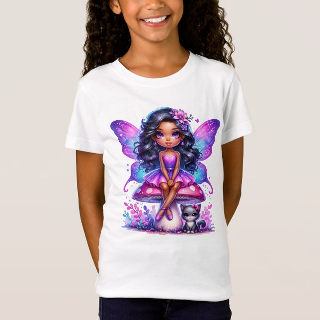 Camiseta Pequena Fada Roxa Sentada num Cogumelo (Frente)