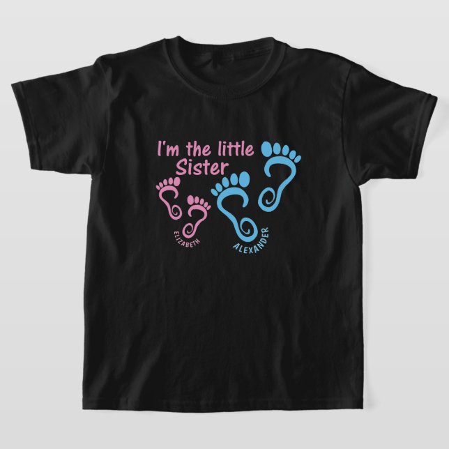 Camiseta Pequena Irmã Pegadas de Irmão Mais Velho (Postura )