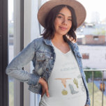 Camiseta Pequena Mamãe De Cowboy A Ser<br><div class="desc">Um bonito tema de cowboy para sua chá de fraldas ou gravidez. Ilustração rústica de bota de cowboy,  chapéu,  cobra e cacto. O texto diz "sele-se! um cowboy está a caminho."</div>
