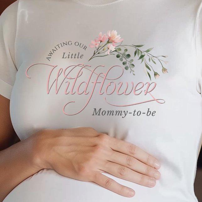 Camiseta pequena mamãe de flor silvestre a ser chá de frald (Little Wildflower, Pink Baby Girl Shower Mommy-to-be t-shirt)