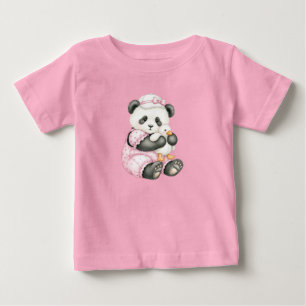 Camiseta Pequena panda em um macacão rosa pela Natasha Us