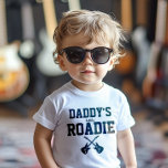 Camiseta Pequeno Caminho de Pai Personalizado<br><div class="desc">Pai Pequeno Roadie - Seu bebê tem um pai de músico? Aqui está, a camiseta dele/dela: camiseta de roadie de Pai. Essa árvore ultra-rockin apresenta duas guitarras cruzadas com o texto "Pai pequeno roadie". Mude a palavra pai para quem na sua família é a estrela. Um presente ideal para bebês...</div>