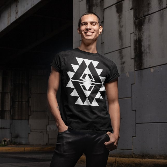 Camiseta Pequeno Triângulo Spidy (Men posing under a Bridge)