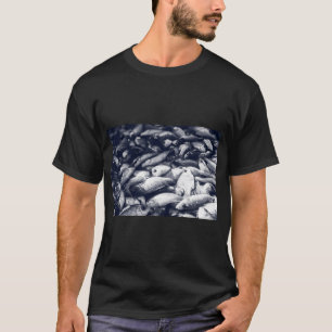 Camiseta Pequenos peixes da pesca do lago empilhados em mol