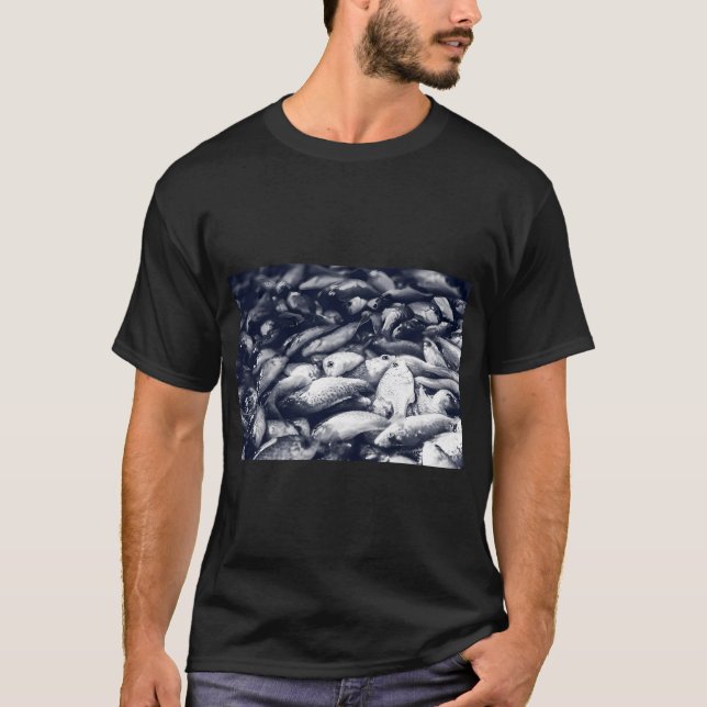 Camiseta Pequenos peixes da pesca do lago empilhados em mol (Frente)