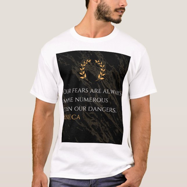 Camiseta Percepção do Seneca: Medos comparados aos perigos  (Frente)