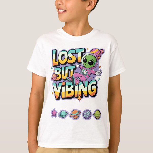Camiseta Perdida Mas Vibing - Astronauta de Alienígena Quir (Frente)