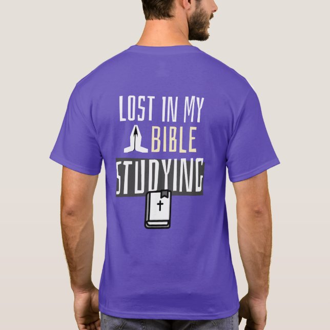 CAMISETA PERDIDO NA MINHA ESTUDA DE BÍBLIA (Verso)