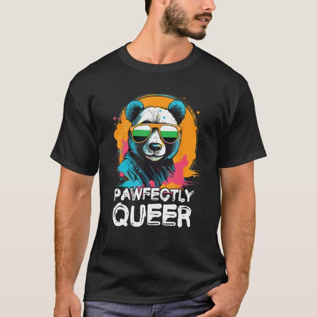 Camiseta Perfeitamente Queer Panda com Óculos de Sol Bandei (Frente)