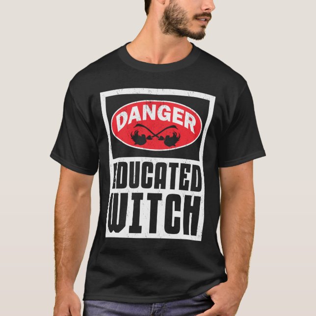 Camiseta Perigo Educado Bruxa Engraçada Mulher Engraçada (Frente)