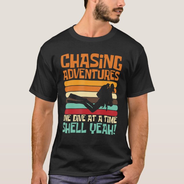 Camiseta Perseguindo Aventuras, Um Dive de Cada Vez, Shell  (Frente)