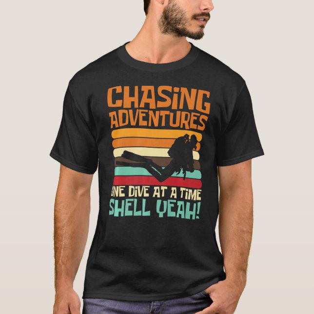 Camiseta Perseguir Aventuras, Um Dir de Cada Vez, Shell Sim (Frente)