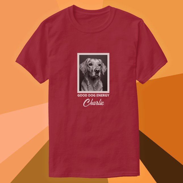 Camiseta Personalizada com Foto de 'Boa Energia Ca (Custom Maroon T-Shirt with your dog's photo and name placed center chest. Good Dog Energy text under)