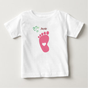 Camiseta personalizada com nome e pegada de bebê r