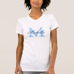 Camiseta personalizada da dama de honra do monogra<br><div class="desc">Camiseta de dama de honra personalizada,  monogramada azul marinho e branco. Camisetas com monograma e nome personalizado em texto elegante. Personalize para damas de honra,  florista,  madrinha de casamento,  matrona da honra,  mãe da noiva etc. Idéia fofa para festa de casamento,  chá de panela e despedida de solteira.</div>