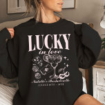 Camiseta Personalizada Festa de solteira Las Vegas<br><div class="desc">Celebre sua aventura de solteira de Las Vegas com nossa camiseta personalizada "Lucky in Love", Festa de solteira de Las Vegas Personalizada Crewneck. Esta camisola na moda apresenta um design impressão de frente e de trás único que incorpora o espírito da sua viagem de cassino retrô. Adorado com elementos brincalhões...</div>