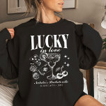 Camiseta Personalizada Festa de solteira Las Vegas<br><div class="desc">Elevem sua experiência de festa de solteira de Las Vegas com nossa camiseta personalizada de Las Vegas, "Lucky in Love". Esta camisola não é apenas roupa; é um símbolo da sua alegre celebração e camaradagem. Apresentando um design com detalhes intrincados como poker dice e motifs de bebidas, ele incorpora a...</div>