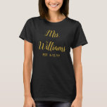 Camiseta Personalizada Sra. Est, seu presente para a noiva<br><div class="desc">sra. personalizada, seu presente de noivado para casamento de noiva, presente para presente de noiva, presente para presente de noiva, presente de recem casados de noiva, presente de noiva noiva de noiva, festa de solteira sra. sweatshirt v-neck, sra shirt wifey crewneck honeymoon, monograma, roteiro de caligrafia moderno, preto e branco,...</div>