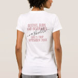 Camiseta Personalizada Viagem de Bestie de Fim de Semana de<br><div class="desc">T-Shirt Personalizada de Fim de Semana das Raparigas Personalizadas com texto e texto editáveis para a sua data,  destino ou localização,  nome e citação divertida como "besties,  buds e bebidas" faz uma manutenção divertida e útil para o seu esquadrão ou madrinhas de viagem.</div>