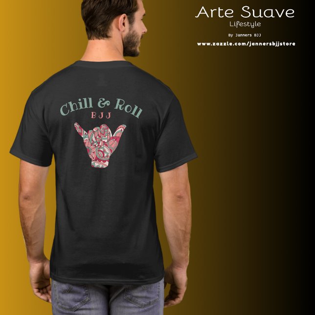 Camiseta Personalizado BJJ Jiu Jitsu Chill E Roll Shaka (Chill and roll black bjj Tshirt worn by a medium build guy.)