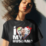 Camiseta Personalizado Eu Amo Minha Foto De Coração Do Mari<br><div class="desc">Personalizado Uma das Camisas Fotográficas de Um Tipo de Foto de Ricaso - Design de Modelo Fotográfico de Carinho de Amor ... simplesmente adicione sua própria fotografia a esta camiseta personalizada de excelente com negrito EU AMO MEU MARIDO (insira seu próprio texto ou deixe como está) ... fácil de personalizar...</div>
