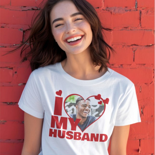 Camiseta Personalizado Eu Amo Minha Foto De Coração Do Mari (Personalized I Love My Husband Heart Photo T-Shirt by Ricaso. Add your own photograph to this shirt)