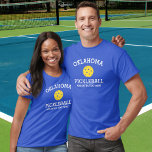 Camiseta Personalizado Nome do Parceiro Add Club do Oklahom<br><div class="desc">Mostre o seu amor pela bola de picles de Oklahoma (facilmente mude o nome do estado e a cor da camisa) com esta incrível camisa de picleball para clubes, times, parceiros ou visto de campo diário. Basta adicionar suas três linhas de texto personalizado para fazer uma camisa de saltador totalmente...</div>