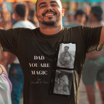 Camiseta Personalizado 'Pai Você É Magia' Foto De Dois Pais<br><div class="desc">Celebrar a magia da paternidade com a camiseta masculina personalizada do 'Pai és mágico'! Esta design única apresenta um fundo na moda preto, uma foto apreciada de dois pais, e a mensagem sincera "Pai és mágica". Adicione um toque especial personalizando-o com os nomes dos seus filhos. Feita com algodão mole...</div>