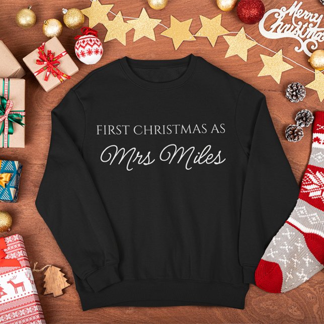 Camiseta Personalizado "Primeiro Natal como Sra." Apelido (Personalized 'First Christmas as a Mrs.' Surname Sweatshirt)