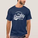 Camiseta Personalizado promovido ao Dia de os pais do Novo<br><div class="desc">Personalizado promovido a T-Shirt de Dia de os pais de Pai: um presente perfeito para pais pela primeira vez! Este é personalizável com um ano personalizado,  fazer excelente para chás de fraldas,  licença de paternidade ou vida de pai do dia a dia.</div>