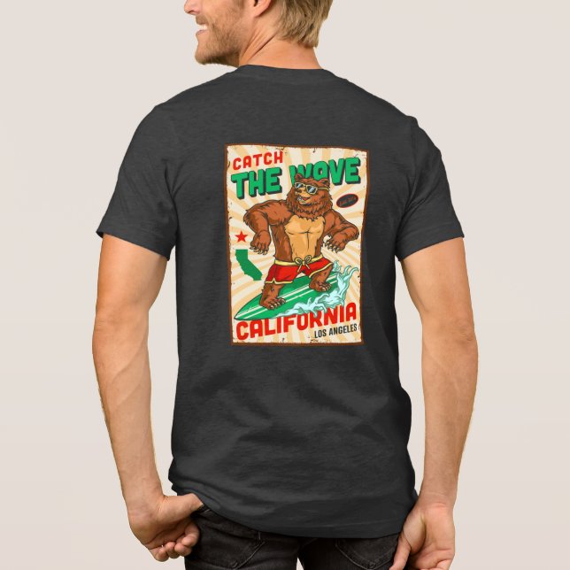 Camiseta Personalizar Urso de Surf da Califórnia Pegando a  (Verso)